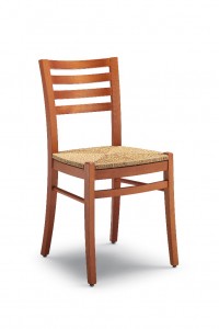 Klasična stolica izrađena od masivnog drva u boji trešnje sa sjedištem od slame. Dimenzije 86 x 48 x 42 cm. Može se naručiti u različitim bojama drva, te sjedištima od slame, tkanine ili drva.