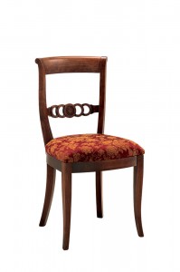 Klasična drvena stolica u boji oraha, sa sjedištem u tkanini. Može se naručiti i u drugim bojama drva te dugim vrstama i bojama tkanine.