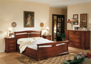 Klasična spavaća soba u boji oraha, izrađena od masivnog drva. Klasični krevet za dvije osobe, noćni ormarić sa ladicama i ladičar čine komplet ove klasične sobe. Može se naručiti u drugim bojama drva i drugim veličinama.