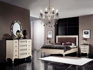 Klasična spavaća soba, bojana u antik bijelu boju, izrađena od masivnog drva. Noćni ormarić sa tri ladice, klasični krevet za dvije osobe, komoda sa četiri ladica i ogledalo u kompletu, su elementi koji čine komplet ove klasične sobe. Može se naručiti u drugim bojama drva i drugim veličinama.