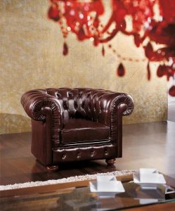 Klasična fotelja presvučena u kožu sa drvenim nogicama u boji oraha. Može se naručiti u drugim materijalima i bojama.