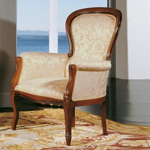 Klasična fotelja sa okvirom od masivnog drva u boji oraha. Presvlaka u tekstilu bež bije sa zlatnim uzorkom. Može se naručiti u drugim materijalima i bojama.