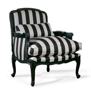 Klasična fotelja sa drvenim okvirom u crnoj boji, presvučena u materijal na uzorkom na crno bijele crte. Može se naručiti u drugim bojama drva i materijala.