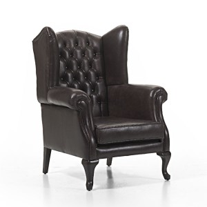 Klasična fotelja presvučena u kožu smeđe boje sa drvenim smeđim nogicama. Može se naručiti u drugim materijalima i bojama.