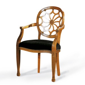 Klasična drvena stolica sa rukonaslonima, lakirana u svijetlu boju oraha, sjedište u tkanini. Može se naručiti u drugim bojama drva i drugim bojama tkanina.