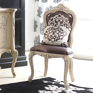 Klasična drvena stolica u antik krem bijeloj boji, sjedište i leđa u tkanini. Može se naručiti u raznim drugim bojama drva i drugim presvlakama za sjedište i leđa stolice.