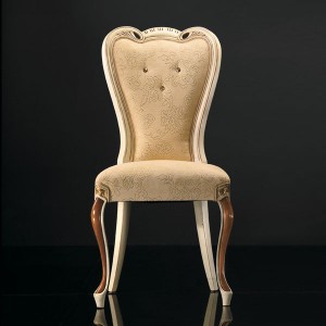 Klasična drvena stolica u kombinaciji boje oraha i antik krem boje, sjedište i leđa u tkanini. Može se naručiti u drugim bojama drva i drugim tkaninama za sjedište i leđa.
