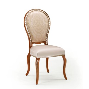 Klasična drvena stolica u boji oraha sa srebrnim detaljima, sjedište i leđa u tkanini. Može se naručiti u drugim bojama drva i drugim tkaninama.