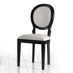 Klasična drvena stolica lakirana u crnu boju, sjedište i leđa u bijeloj tkanini. Može se naručiti u bilo kojoj boji drva i tkanine.