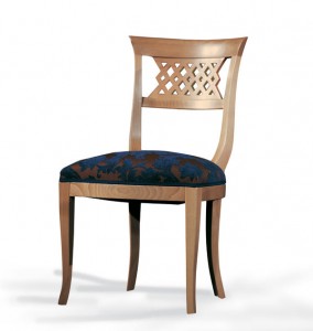 Klasična drvena stolica u boji svijetlog oraha, sjedište u tkanini, a leđa od drva. Može se naručiti u bilo kojim bojama drva i tkaninama.