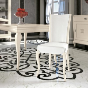 Klasična drvena stolica u bijeloj boji, sjedište i leđa u tkanini. Može se naručiti u bilo kojim bojama drva i različitim tkaninama.