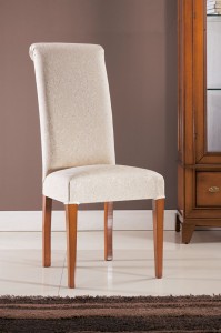 Klasična drvena stolica sa nogama u boji oraha, sjedište i leđa u tkanini. Može se naručiti u različitim drugim bojama drva i raznim drugim tkaninama.