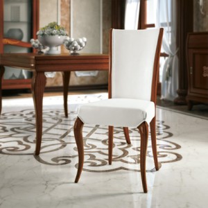 Klasična drvena stolica u boji oraha, sjedište i leđa u tkanini. Stolica se može naručiti u bilo kojim boajma drva i različitim tkaninama.