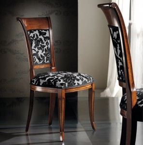 Klasična drvena stolica u boji oraha, sjedište i leđa u tkanini. Može se naručiti u bilo kojim bojama drva i u drugim tkaninama za sjedište i leđa.