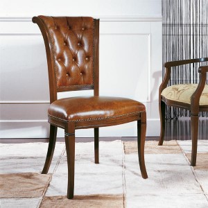 Klasična drvena stolica u boji oraha, sjedište i leđa u koži. Može se naručiti u bilo kojim bojama drva i raznim drugim tkaninama, kožama.