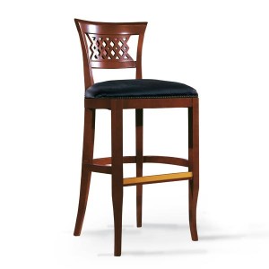 Klasična barska stolica u boji oraha, sjedište u koži. Visina sjedišta 79 cm. Može se naručiti u drugim bojama drva i raznim drugim materijalima za sjedište stolice.