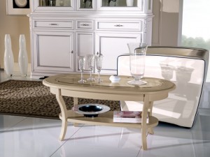 Klasični stolić sa staklom, izređen od masivnog drva, lakiran u krem boju. Može se naručiti i u drugim bojama, te sa pločom od drva.