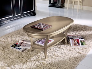Klasični ovalni stolić, izrađen od masivnog drva. Može se naručiti i u drugim bojama, te sa pločom od stakla.