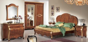 Klasična spavaća soba bojana u boju oraha sa svijetnim detaljima, sastoji se od klasičnog bračnog kreveta, klasičnog ormara, dva klasična nočna ormarića sa tri ladice, klasičnog ladičara sa četiri ladice i klasičnog ogledala.