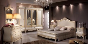 Klasična spavaća soba bojana u antik krem boju sa zlatnim detaljima, sastoji se od bračnog kreveta sa visokim uzglavljem, četverokrilnog klasičnog ormara sa ogledalima, dva noćna ormarića sa tri ladice, klasičnim ladičarem sa četiri ladice i ogledalom.
