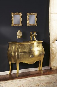 Klasični stilski ladičar od masivnog drva “tapkan” sa zlatnim listićima, koji ima dvije ladice sa ručkicama od swarovsli kristala. Može se naručiti u drugim bojama i drugim veličinama.
