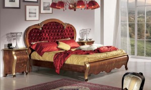 Klasična spavača soba sastoji se od klasičnog kreveta i dva klasična nočna ormarića sa tri ladice. Bojano je u boju oraha sa cvijetnom aplikacijom.