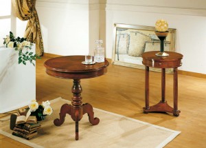 Klasični stolići u boji oraha izrađen od masivnog drva. Ima jednu centralnu nogu. Klasični stolić u boji oraha sa tri noge i lednom ladicom.