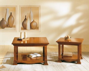 Klasični stolići u dvije različite dimenzije u boji oraha. Izređeni su od masivnog drva. Mogu se naručiti u drugim bojama.