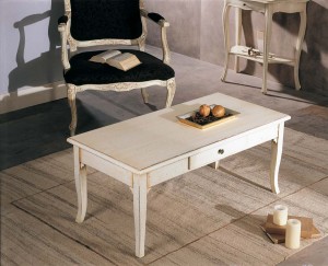 Klasični stolić u lakirano bijeloj boji sa brisevima koji mu daju antikni stari izgled. Može se naručiti u drugim bojama i veličinama.