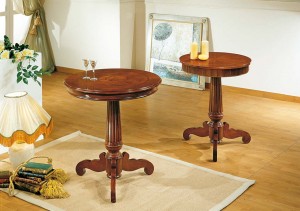 Klasični stolići u boji oraha sa jednom centralnom nogom. Dvije različite veličine ploče.