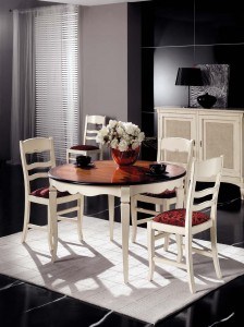 Klasična blagavaona izrađena od masivnog drva u bijeloj boji sa pločom stola u boji trešnje. Klasični okrugli stol koji ima mogućnost razvlačenja. U kompletu su klasične stolice sa sjedištem u tkanini. Sve se može naručiti u drugim bojama drva i drugim tkaninama.