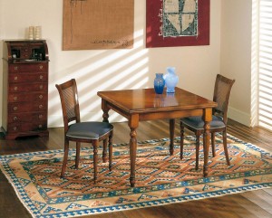 Klasična blagavaona izrađena od masivnog drva u boji oraha. Klasični stol sa pločom u Toskanskoj intarziji 100x100 cm. (otvoreni 200x100) - Klasična stolica sa sjedištem u tkanini. Može se naručiti u drugim bojama i tkaninama.