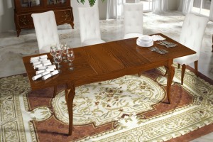 Klasična blagavaona izrađena od masivnog drva u boji oraha. Klasični stol na razvlačenje u kompletu sa klasičnim stolicama koje imaju drvene noge, a ostalo je sve presvučeno u bijelu kožu.