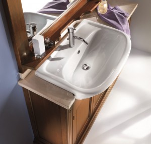 Klasični lavabo sa mramornom pločom prošaran u bijeloj krem boji i keramičnim lavaboom u bijeloj boji. Drveni elementi su u klasičnoj boji oraha.