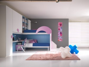 Dječja soba sa krevetom na kat u plavo bijeloj kombinaciji boja. Velike mogućnosti slaganja elemenata i izbora boja.