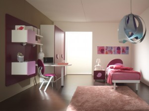 Dječja soba u roza i bijeloj kombinaciji boja. Velike mogućnosti slaganja elemenata i izbora boja.