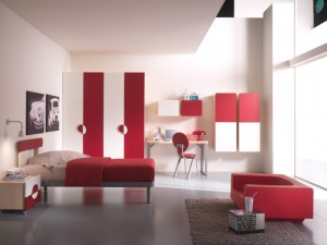 Dječja soba u crvenoj i bijeloj kombinaciji boja. Velike mogućnosti slaganja elemenata i izbora boja.