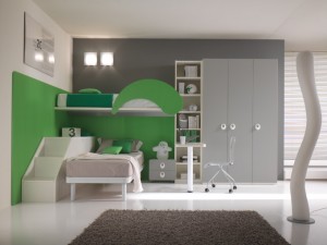 Dječja soba sa krevetom na kat u zeleno, sivoj i bijeloj kombinaciji boja. Velike mogućnosti slaganja elemenata i izbora boja.