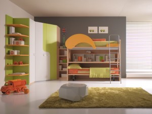 Dječja soba sa krevetom na kat u zeleno, narančastoj i bijeloj kombinaciji boja. Velike mogućnosti slaganja elemenata i izbora boja.